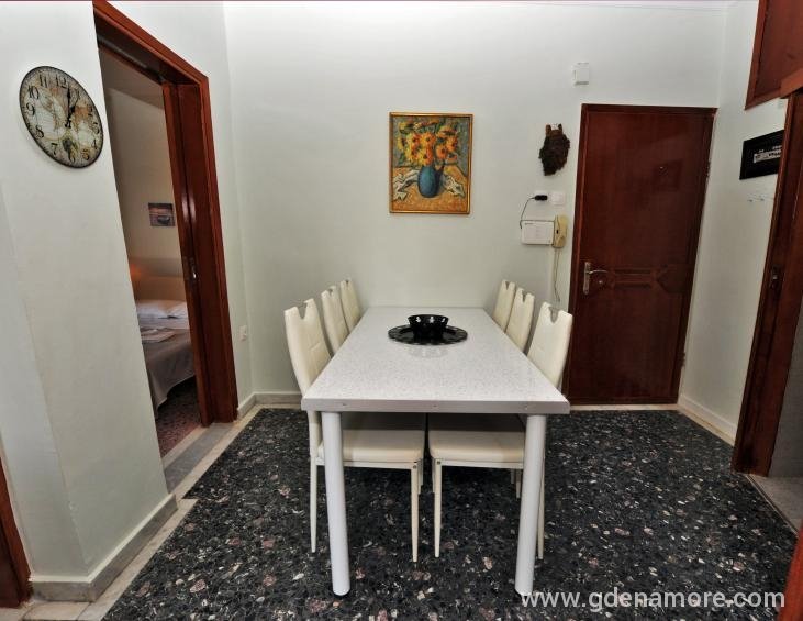 09-DINNING ROOM-HALL